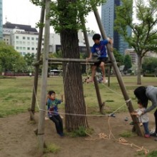 縄を使ってブランコや高い所のぼり、蜘蛛の巣のように縄を渡していく子ども