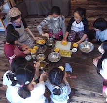 芝の家／子どもたちとおやつをつくってます
