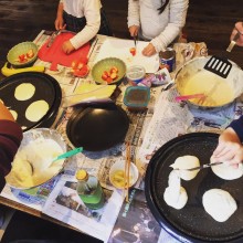 小学生の焼きチームと果物切りのちびっこチーム